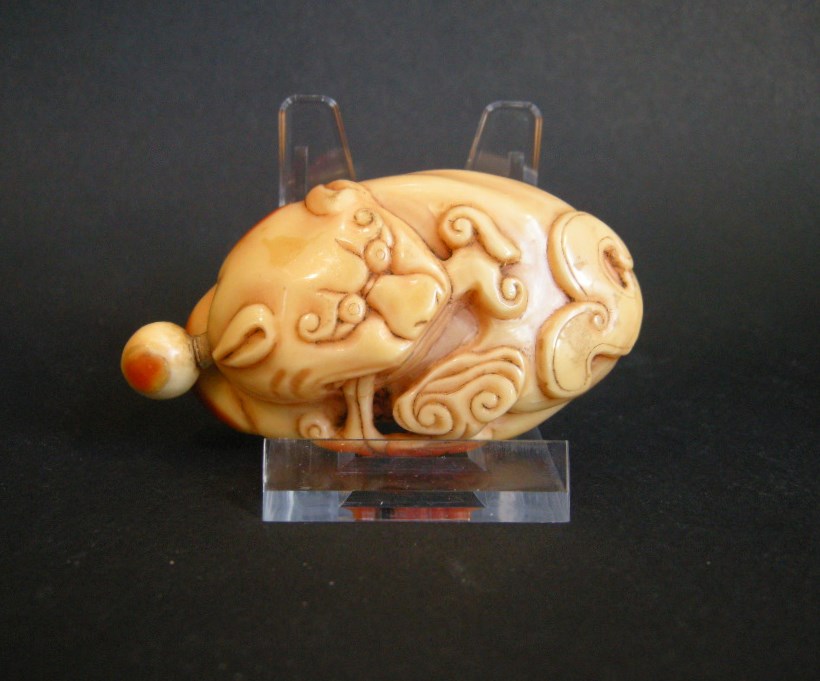 Rare Hornbill snuff bottle sculpted a Fodog with Lingzhi